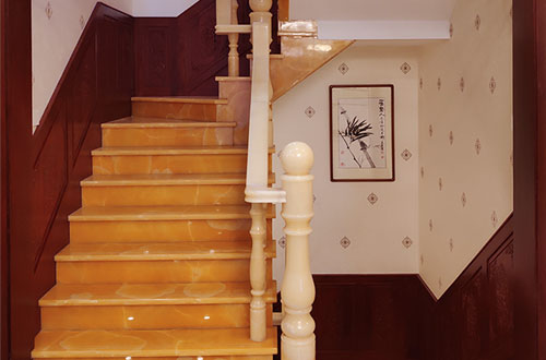 宝安中式别墅室内汉白玉石楼梯的定制安装装饰效果